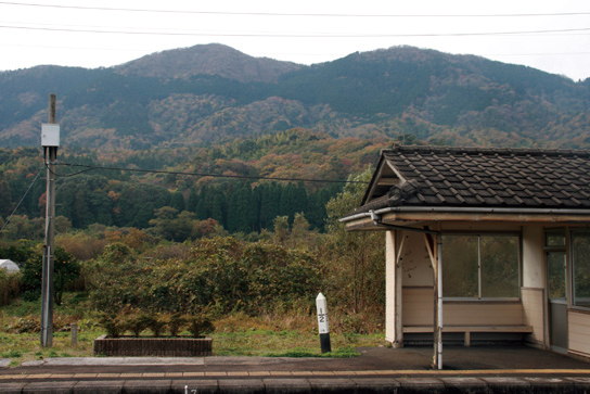 丹後由良駅から見あげると双耳峰に見えるが由良川対岸から眺めると緩やかな富士型になる