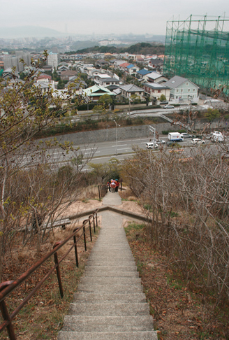 須磨アルプス　縦走路最初の難所の呼び声高い栂尾山への長～い階段