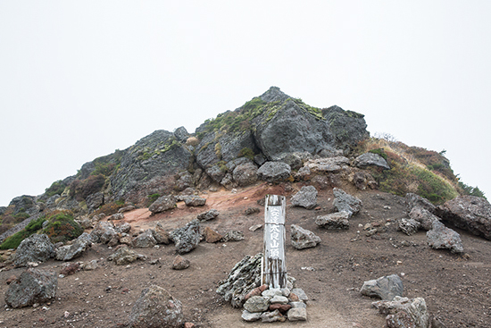 安達太良山　 山頂は尖った岩稜。西には猪苗代湖から遠く磐梯山まで望める