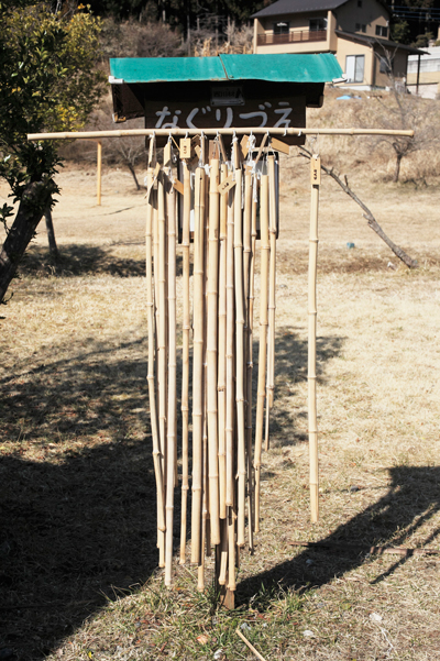 棒ノ折山　バス停そばには竹で作られた無料の杖を借りることもできる