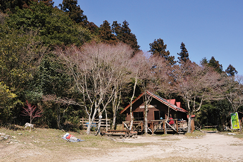 宝満山　山頂近くにあるトイレ完備のキャンプセンター