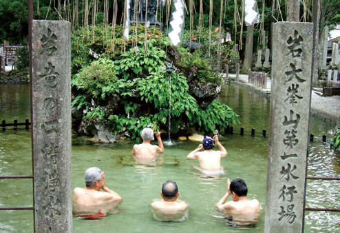 稲村ヶ岳　 洞川の龍泉寺で水行をする行者たち