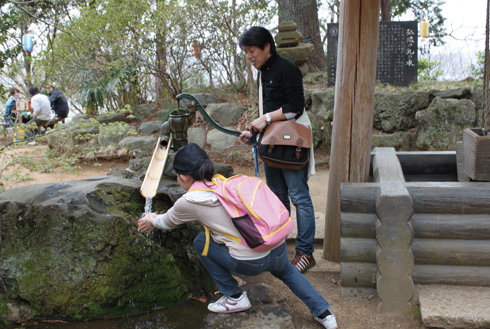 弘法山　弘法山にある弘法の乳の水。手押しポンプで井戸水が出る