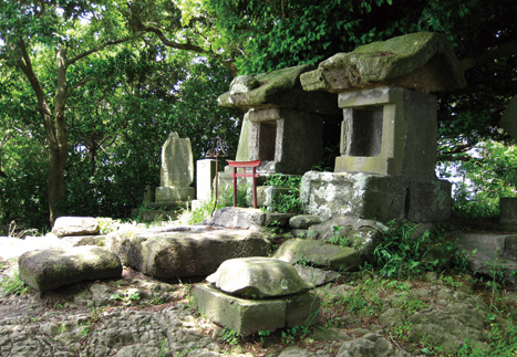 三浦富士　「お炊き上げ」の日は地元の冨士講信者でにぎわう山頂。浅間神社奥の院の祠がある