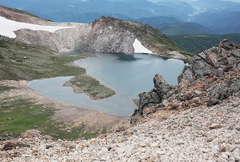 乗鞍岳　乗鞍岳山頂付近にも池がある。飲料水用のため、立ち入り禁止