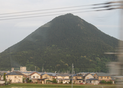 近江富士　京都から米原へ向かう道中、進行右手に見える