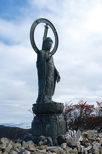 釈迦ヶ岳　山頂には釈迦如来立像が祀られている