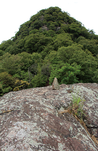 とんがり山　巨岩の亀岩から山頂までは急登が続く