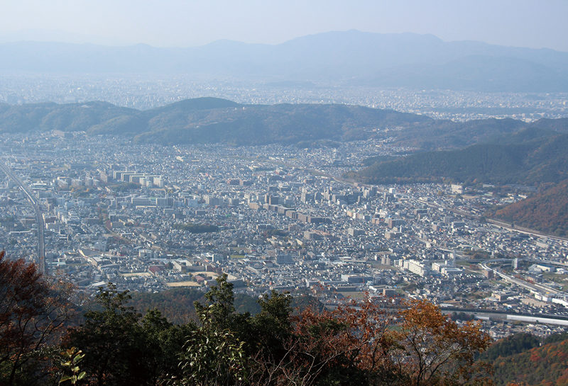 音羽山　山頂から見下ろす京都市街。手前が山科